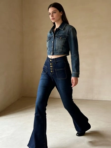 Ensemble en jean bleu foncé avec veste courte ajustée et pantalon patte d'eph taille haute