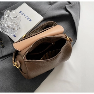 Sac bandoulière en cuir marron avec doublure rayée et sangle tissée géométrique