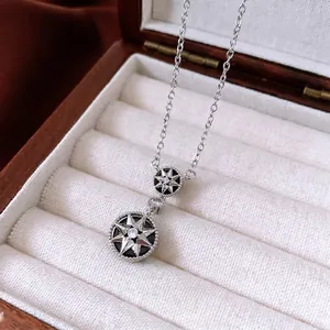 Collier vintage argent avec pendentif boussole en émail noir et oxydes de zirconium