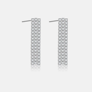 Détail de boucles d'oreilles clous en argent S925 avec trois rangées de cristaux brillants