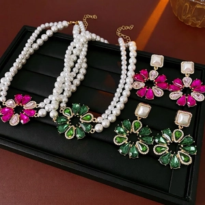 Set di gioielli con collana di perle multistrato e orecchini a fiore con cristalli verdi