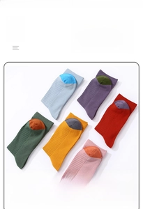 Dettaglio di sei paia di calze in cotone a coste in vari colori con punta senza cuciture