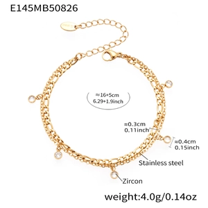 Detail eines zweischichtigen Gold-Edelstahlarmbands mit Zirkon und Karabinerverschluss