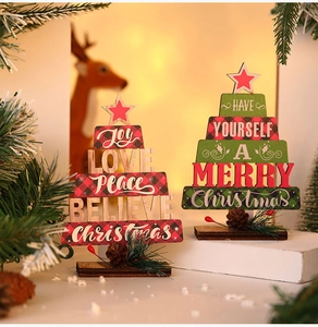 Details der hölzernen Weihnachtsbaum-Tischdeko mit festlichem Text und Kiefernzapfen-Basis