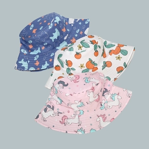 Dettaglio di cappelli pescatore bimbo con stampe pesci, arance e unicorno