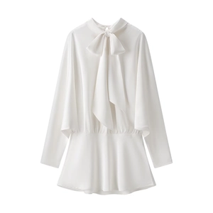 Robe courte blanche en satin à manches longues avec nœud au col et taille plissée