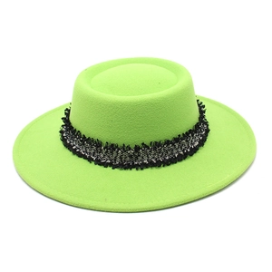Detalle de sombrero de lana con cinta texturizada blanca y negra y borde deshilachado