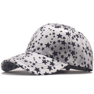 Casquette de baseball gris clair avec imprimés étoiles noires et visière courbée