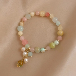 Vue détaillée des perles colorées et perles sur bracelet élastique sur fond soie