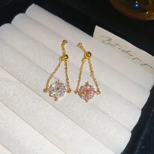 Exquisite Zirkonia-Blumenringe in Goldoptik, präsentiert in einer edlen Samtbox