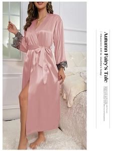 Détail de la chemise de nuit en satin rose avec dentelle florale grise sur les manches