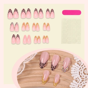 Kit faux ongles léopard rose avec forme amande, bordures dorées et décors strass chic