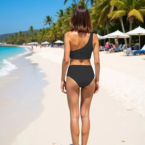 Bikini noir chic à une épaule avec culotte haute sur une plage tropicale ensoleillée