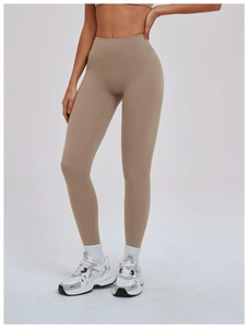 Détail du legging de yoga sans couture beige à taille haute avec texture brossée et élastique
