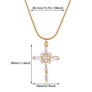 Collier croix dorée pour femme avec zircon blanc et chaîne serpent élégante en détail