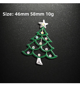 Détail broche sapin de Noël en émail vert et strass, dimensions de 46mm x 58mm