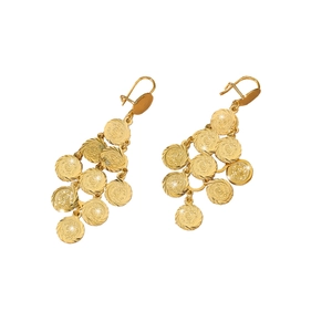 Detail von gestuften Goldmünzen-Ohrringen mit feiner Metallstruktur im Boho-Stil
