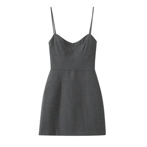 Robe mini grise à fines bretelles et taille ajustée, style chic et décontracté d'été