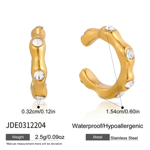Détail d'une boucle d'oreille ear cuff en acier inoxydable doré sertie de zircons