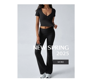 Détail de l'ensemble Y2K noir avec t-shirt col en V et pantalon évasé pour femme