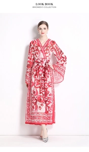 Détail d'une robe longue à imprimé floral rouge avec col en V et ceinture nouée