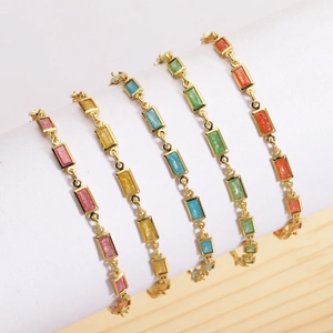 Détail de cinq bracelets à maillons rectangulaires en zircon coloré plaqués or fin