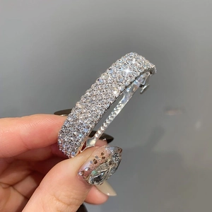 Détail d'une pince à queue de cheval étincelante à quatre rangées de strass argentés