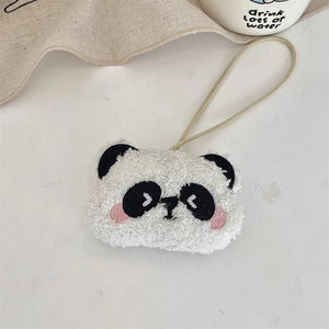 Dettaglio di un portachiavi a forma di panda in pile sherpa con ricamo rosa sulle guance