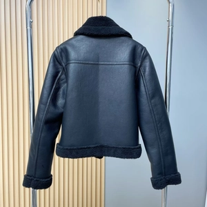 Rückansicht einer schwarzen Kunstleder-Motorradjacke mit Lammfellfutter für Damen