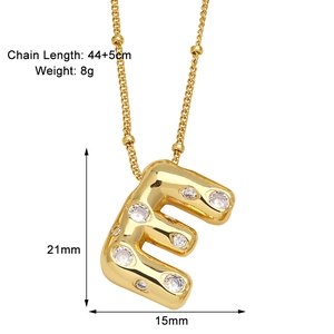Détails du collier pendentif lettre E doré avec dimensions 21x15mm et poids de 8g