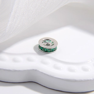 Vista macro di distanziatore in argento S925 con cristalli verde smeraldo per gioielli fai-da-te