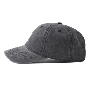 Detalle de gorra de béisbol de algodón gris oscuro lavado vintage con bordado lateral