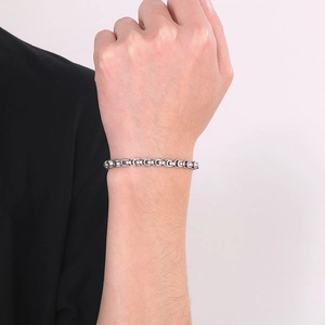 Bracelet chaîne minimaliste en acier inoxydable argenté pour homme, porté sur le poignet