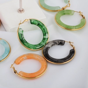 Chic gold-plated C-shaped hoop earrings with colorful marbled resin inlays in organic tones
