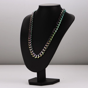 Collier maille cubaine arc-en-ciel 13mm en acier inoxydable sur buste noir