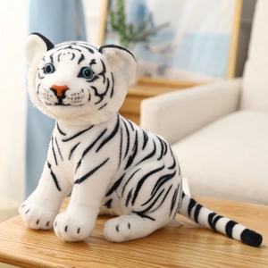 Macro-detail van een zittende witte tijger knuffel met zwarte strepen en blauwe ogen