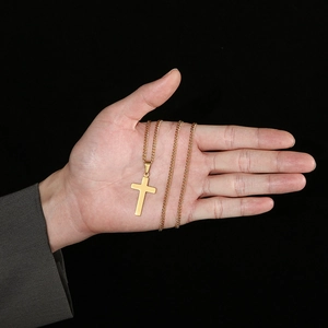Collier avec pendentif croix en acier inoxydable doré poli pour hommes et femmes, style minimaliste