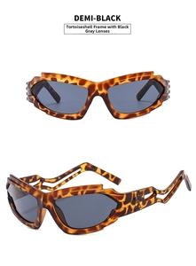 Vista detallada de gafas Y2K en carey con patillas geométricas y caladas