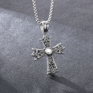 Collier punk gothique en acier inoxydable avec pendentif croix orné d'un cœur serti
