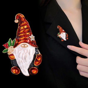 Charmante broche de gnome de Noël avec bonnet en émail rouge et barbe blanche sur noir
