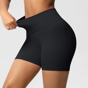 Gros plan du short de yoga taille haute montrant la texture tricotée et l'élasticité