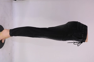 Vue latérale d'un jogging en denim noir avec taille élastique et chevilles à cordon