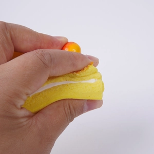 Jouet squishy gâteau mousse jaune de 7cm avec garniture de fruits orange compressé