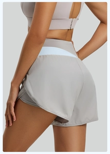 Détail du short de sport taupe taille haute à double couche avec fente latérale et doublure