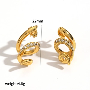 Detail view of 22mm golden spiral earrings with rhinestones and 4.8g weight label