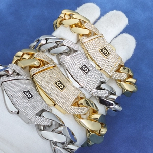 Details van vier gouden en zilveren Cubaanse armbanden met diamantbezette sluitingen