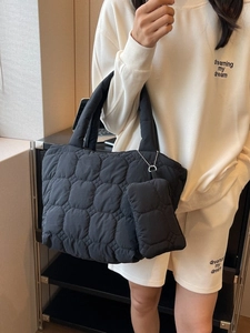 Sac fourre-tout matelassé noir à la mode avec mini pochette assortie et texture douce