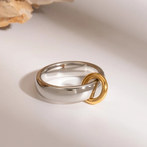 Anello bicolore minimalista in acciaio inossidabile lucido su marmo