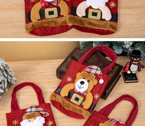 Vue détaillée des sacs cadeaux de Noël faits main avec Père Noël 3D et motifs d'oursons