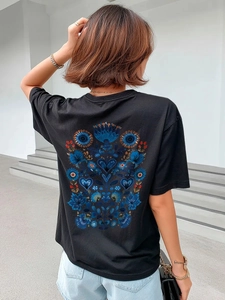 Γυναικείο μαύρο βαμβακερό T-shirt με φολκλόρ σχέδιο καρδιάς στην πίσω πλευρά